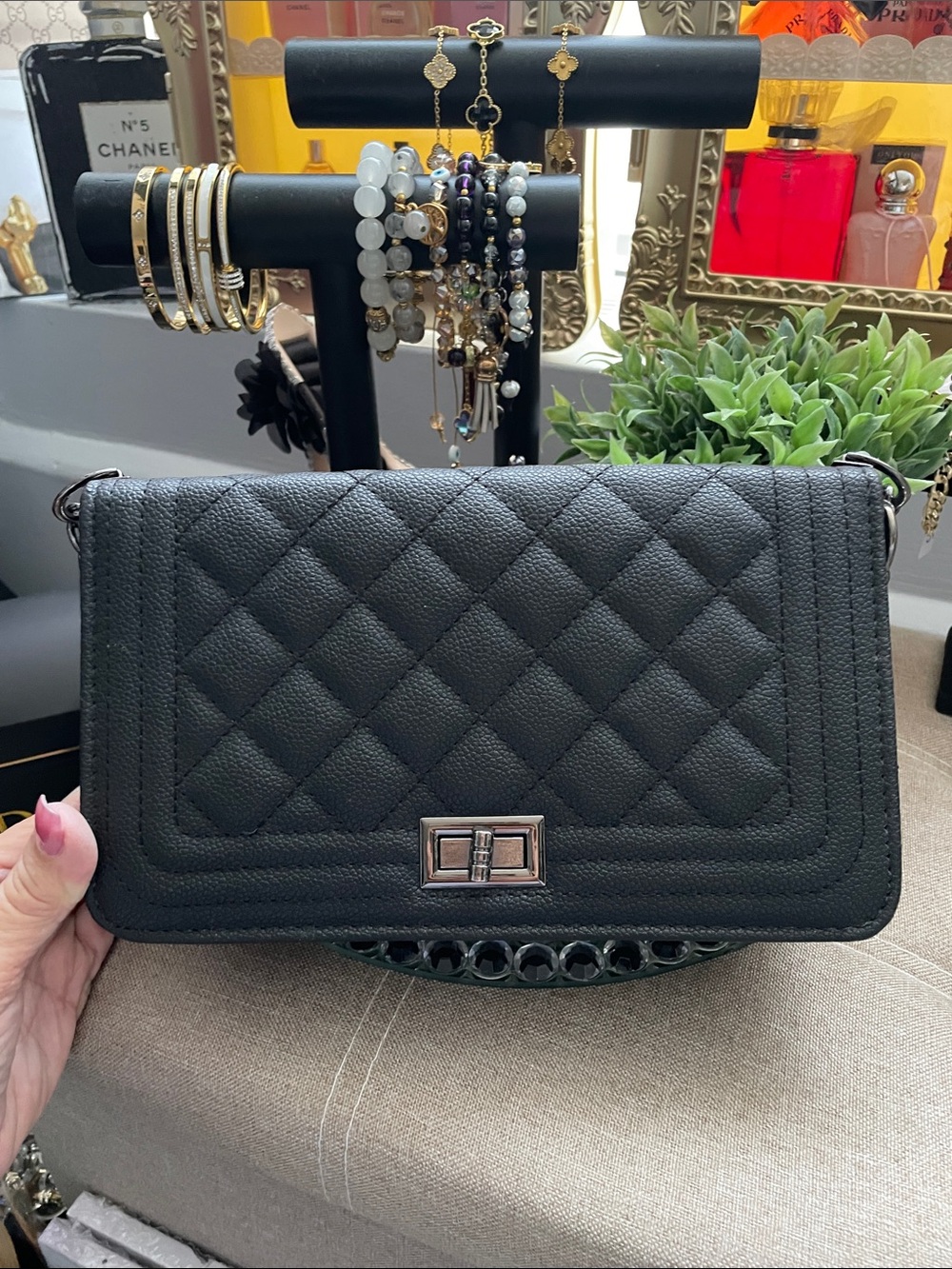 ✨🖤Caviar Quilted Black Shoulder Bag with Turn-Lock Closure, Gunmetel Chain🖤✨NEW